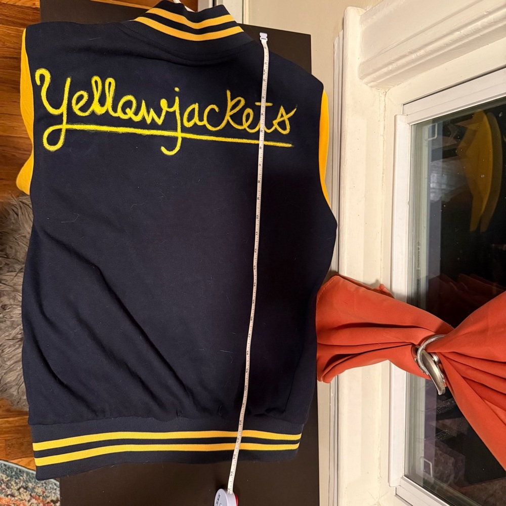 Full Yellowjackets Halloween Costume 🐝 - Picture 14 of 16